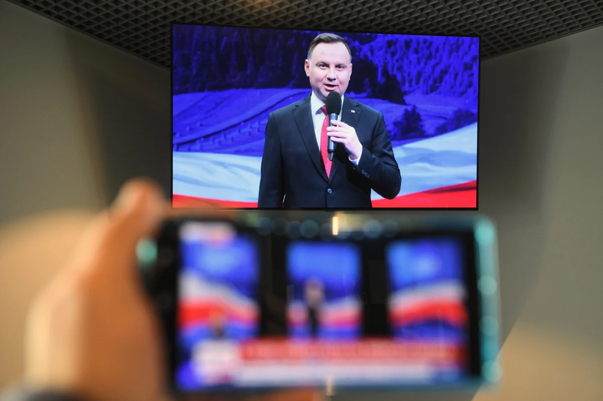 Na nietypowej konwencji programowej wystąpił Andrzej Duda: w dobie pandemii koronawirusa prezydent zdecydował się na konwencję bez publiczności. O swoim programie opowiedział, zwracając się do kamery. A mówił przede wszystkim o służbie zdrowia i kwestiach socjalnych. Po raz kolejny zapewnił m.in., że nie dopuści do rezygnacji z programu 500+ i wycofania trzynastej emerytury. "Nie będzie żadnego odbierania polskiej rodzinie przyznanych jej świadczeń" - ogłosił. Na zakończenie ponaddwugodzinnego wystąpienia zaapelował zaś o udział w wyborach.