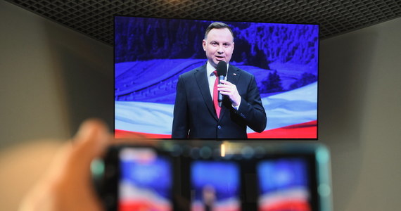 Na nietypowej konwencji programowej wystąpił Andrzej Duda: w dobie pandemii koronawirusa prezydent zdecydował się na konwencję bez publiczności. O swoim programie opowiedział, zwracając się do kamery. A mówił przede wszystkim o służbie zdrowia i kwestiach socjalnych. Po raz kolejny zapewnił m.in., że nie dopuści do rezygnacji z programu 500+ i wycofania trzynastej emerytury. "Nie będzie żadnego odbierania polskiej rodzinie przyznanych jej świadczeń" - ogłosił. Na zakończenie ponaddwugodzinnego wystąpienia zaapelował zaś o udział w wyborach.