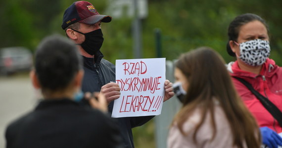 Od poniedziałku większość pracowników pogranicza będzie mogła przekraczać granicę z Niemcami bez konieczności odbycia kwarantanny. Projekt rozporządzenia Rady Ministrów pomija medyków, stąd piątkowy protest mieszkańców terenów przygranicznych.