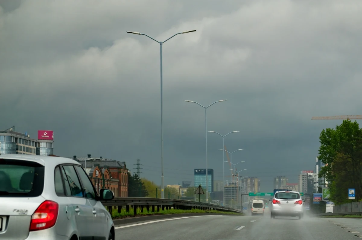 Synoptycy z IMGW ostrzegają, że w dziesięciu województwach mogą występować burze z opadami deszczu, miejscami gradu oraz z porywami wiatru.