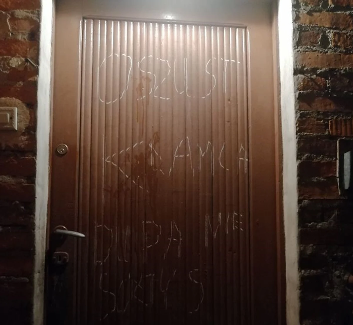 Nieznany sprawca zniszczył drzwi domu sołtysa wsi Sulęcinek w Wielkopolsce. Powód – sołtys nie chciał on podać adresu mieszkańca, u którego potwierdzono zakażenie koronawirusem. Wandal m.in. obrzucił drzwi jajkami i napisał na nich wulgarny napis.