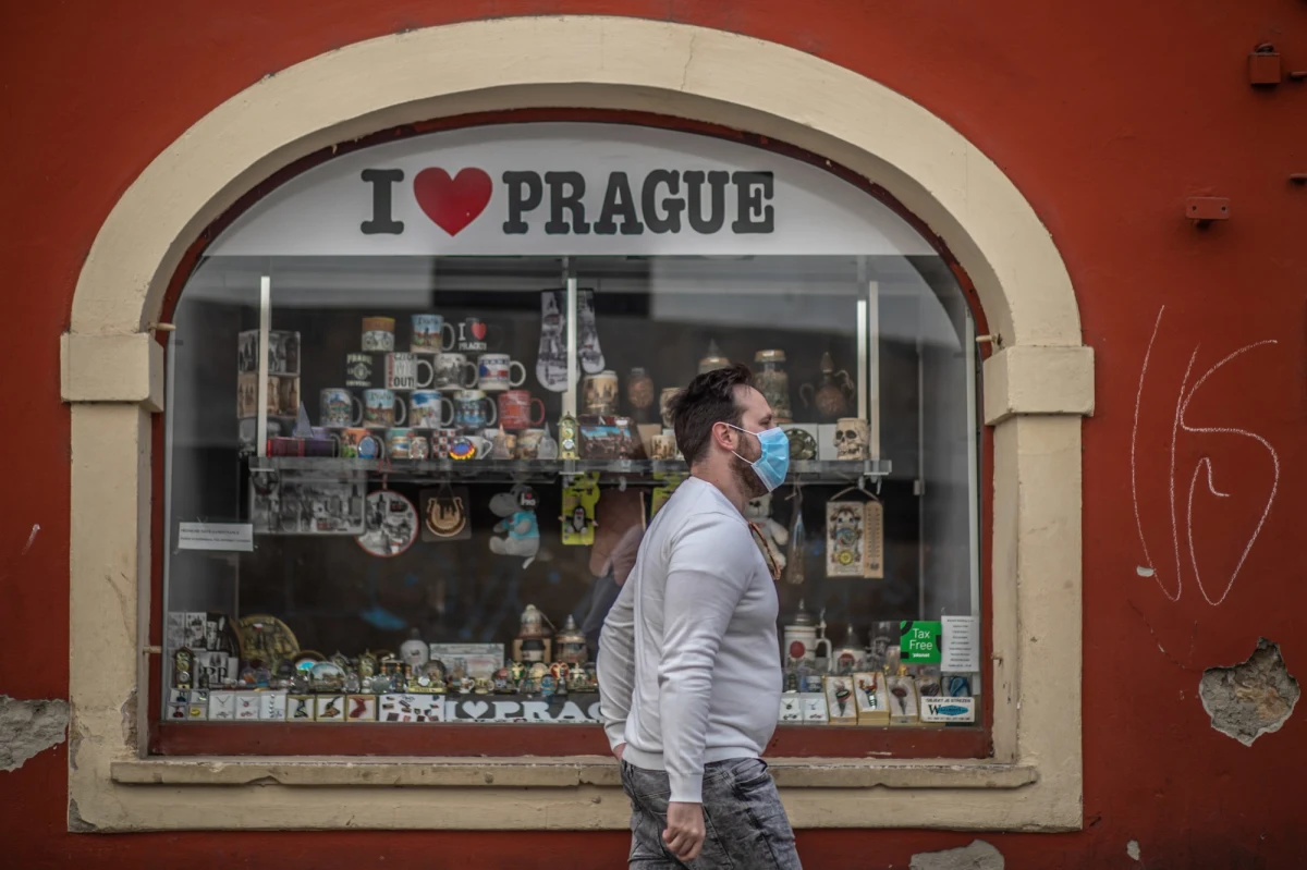 Od piątku w Czechach działa system inteligentnej kwarantanny, który pozwala na ustalenie kontaktów z ostatnich pięciu dni osoby zakażonej koronowirusem. Wykorzystywane są dane operatorów telefonii komórkowej oraz banków. Pozwalają one ustalić około 67 proc. kontaktów.