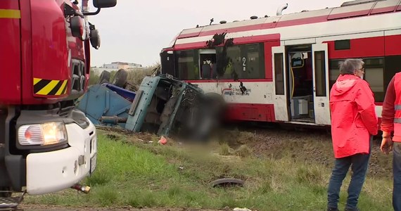Zarzut spowodowania katastrofy w ruchu lądowym usłyszał sprawca wypadku w podpoznańskim Bolechowie. W środę jadąc ciężarówką, mimo opuszczonych szlabanów, wjechał na przejazd kolejowy i zderzył się z szynobusem. W wypadku rannych zostało 14 osób.