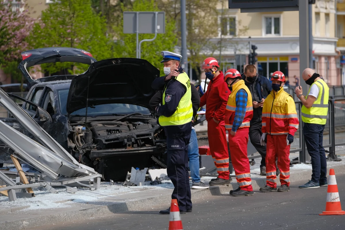 W Warszawie na ul. Grochowskiej doszło w piątek przed południem do poważnego wypadku. Samochód uderzył w wiatę przystankową, biletomat i barierki. Dwie osoby zostały poszkodowane. 