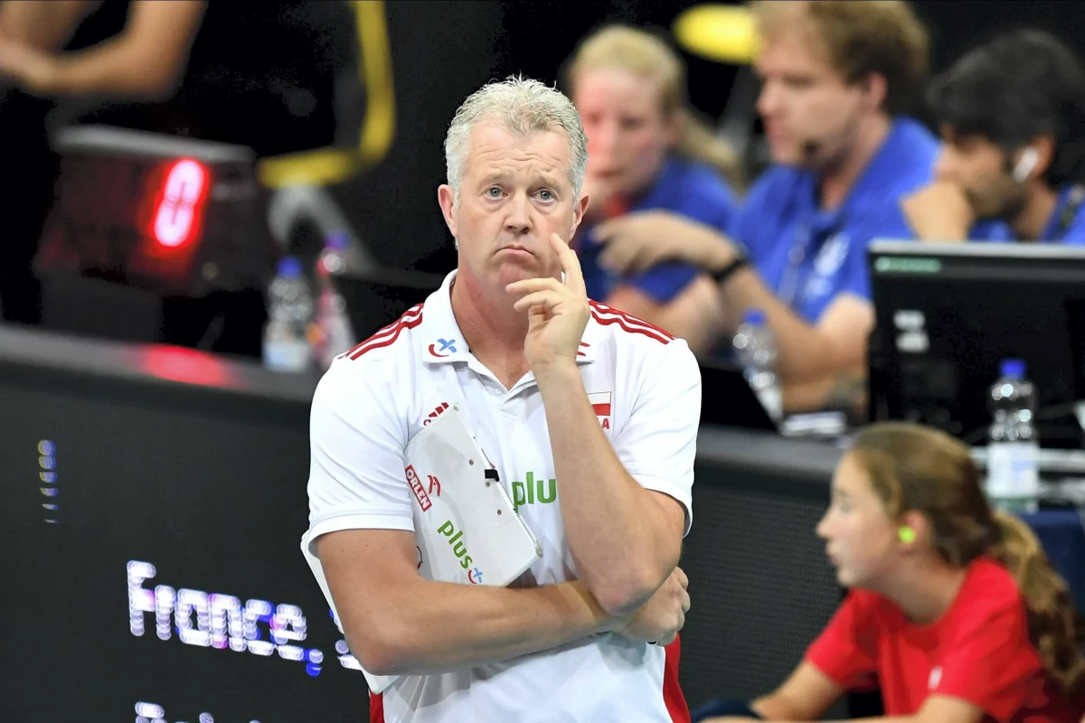 Polski Związek Piłki Siatkowej przedłużył umowę z trenerem Vitalem Heynenem na rok 2021. Belgijski szkoleniowiec poprowadzi męską drużynę narodową podczas Igrzysk Olimpijskich Tokio 2020 (2021) i mistrzostw Starego Kontynentu 2021, których współgospodarzem będzie Polska. Kontrakt Vitala Heynena wygaśnie z końcem października przyszłego roku.