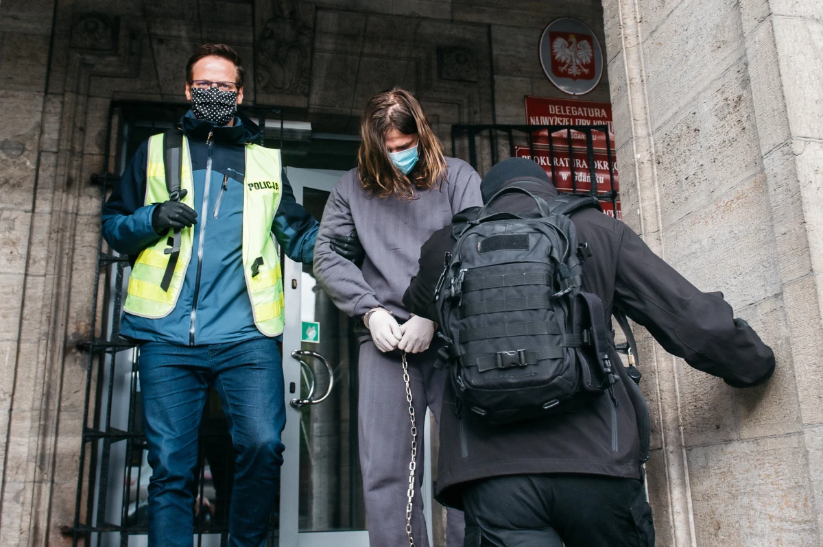 Kara dożywotniego więzienia grozi 20-letniemu mężczyźnie, który podejrzany jest o zabójstwo młodej kobiety. Jej zmasakrowane ciało znaleziono w czwartek w lesie we wsi Piotrowo koło Nowego Dworu Gdańskiego (Pomorskie). 