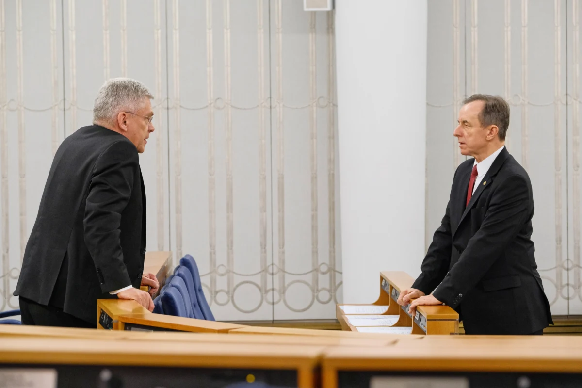 Od kilku tygodni w Senacie trwa wymiana politycznych ciosów wokół nagród, jakie mieli dostać bliscy współpracownicy marszałka Tomasza Grodzkiego. PiS oskarża ekipę rządzącą tą izbą parlamentu o ukrywanie prawdy. Grodzki wszystkiemu zaprzecza i pokazuje dokumenty. 