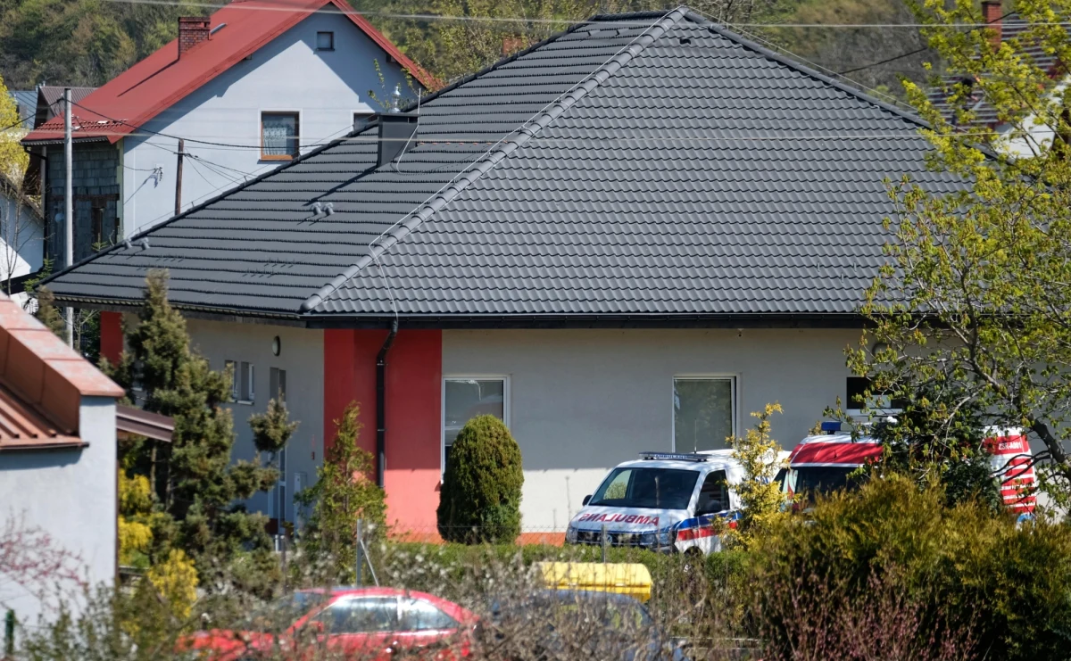 28 z 54 pacjentów prywatnego ośrodka opieki w Czernichowie, którzy mają dodatni wynik badań na obecność koronawirusa, zostało przewiezionych do szpitali zakaźnych w Śląskiem - poinformowała wieczorem rzecznik wojewody śląskiego Alina Kucharzewska.