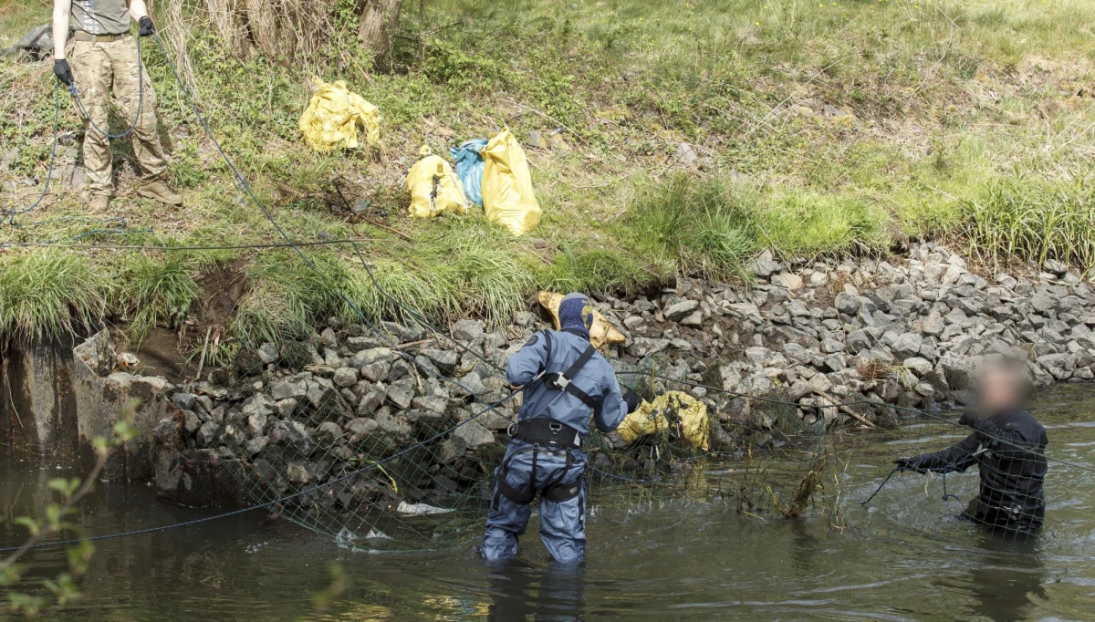 Służby rozpoczęły kolejną dobę poszukiwań 3,5-letniego Kacpra. Chłopiec zaginął w poniedziałek wieczorem w Nowogrodźcu koło Bolesławca na Dolnym Śląsku. Zdaniem śledczych, dziecko najprawdopodobniej wpadło do rzeki i utonęło. W związku ze sprawą ojciec małego Kacperka usłyszał zarzut.