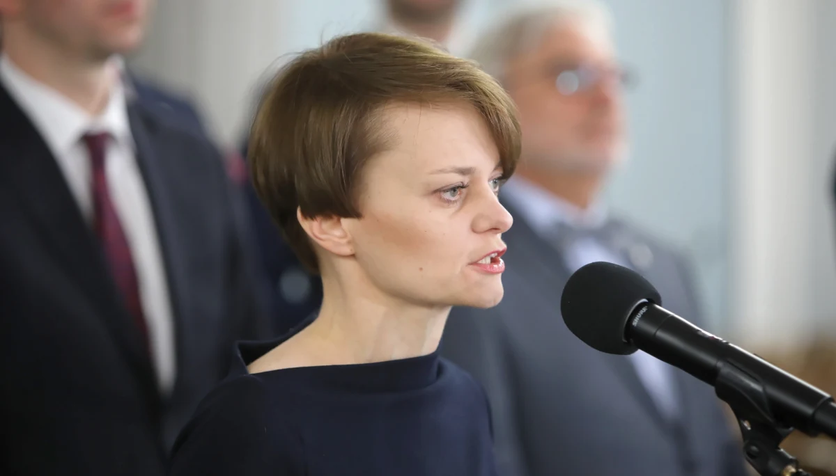 Pierwsza tarcza antykryzysowa ma działać do końca czerwca. I wtedy będzie dobry czas, kiedy zasiłek dla bezrobotnych powinien być podniesiony - powiedziała wicepremier i minister rozwoju Jadwiga Emilewicz w rozmowie z "Faktem". 