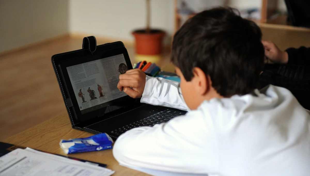 Miesiąc zdalnej nauki wcale nie był sukcesem - tak wynika z największego w Polsce badania rodziców przeprowadzonego przez badacza z Uniwersytetu Warszawskiego. "To co wyłania się z badań, to obraz szkoły nie uczącej, ale zlecającej zadania" - mówi RMF FM Grzegorz Całek.