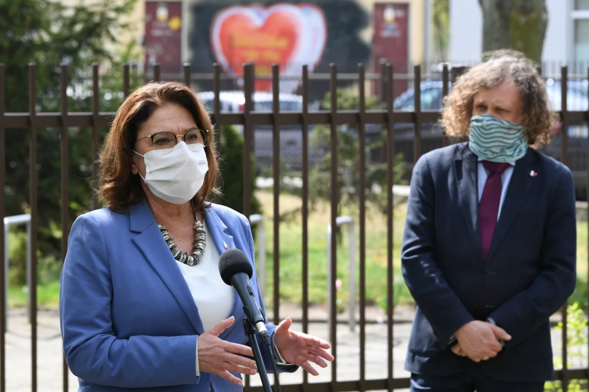 Żaden uczciwy człowiek, szanujący Polskę i naszą konstytucję i szanujący sam siebie nie powinien w takich wyborach wziąć udziału – powiedziała w Gdańsku kandydatka KO na prezydenta Małgorzata Kidawa-Błońska. Wynik tych wyborów już dawno jest ustalony; po to zrobiono pseudo usługę pocztową - dodała.