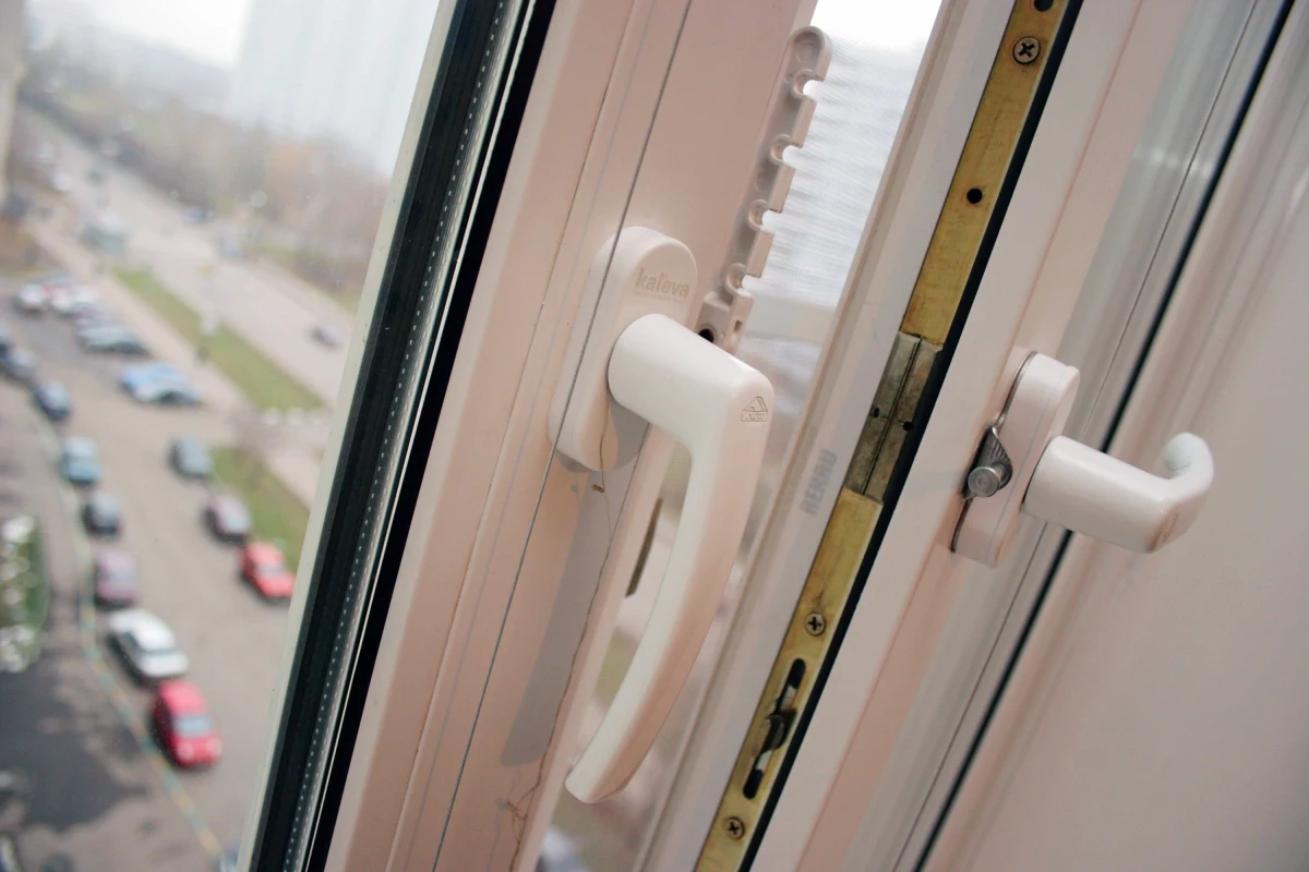 Tragiczne zdarzenie w obwodzie woroneskim w europejskiej części Rosji. Z okna szpitala wypadł lekarz pogotowia ratunkowego, który zakaził się koronawirusem. Medyk skarżył się na brak środków ochrony. Wcześniej w Rosji zginęły w podobnym wypadku dwie lekarki.