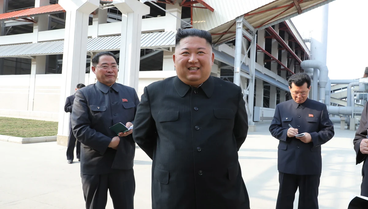 "Ze swej strony cieszę się, że wrócił i jest w dobrej formie" - napisał w sobotę na Twitterze prezydent Donald Trump po tym, jak oficjalne media w Korei Północnej pokazały zdjęcia Kim Dzong Una, którego nieobecność w ostatnich tygodniach wywołała falę spekulacji nt. stanu jego zdrowia.