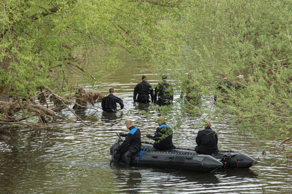 Policyjni płetwonurkowie wznowili w niedzielę rano poszukiwania 3,5-letniego chłopca, który w poniedziałek wieczorem zaginął w Nowogrodźcu. W niedzielę sprawdzane są okolice tamy na rzece Kwisa w Nowogrodźcu oraz koryto rzeki do Nowogrodźca do miejscowości Parzyce.