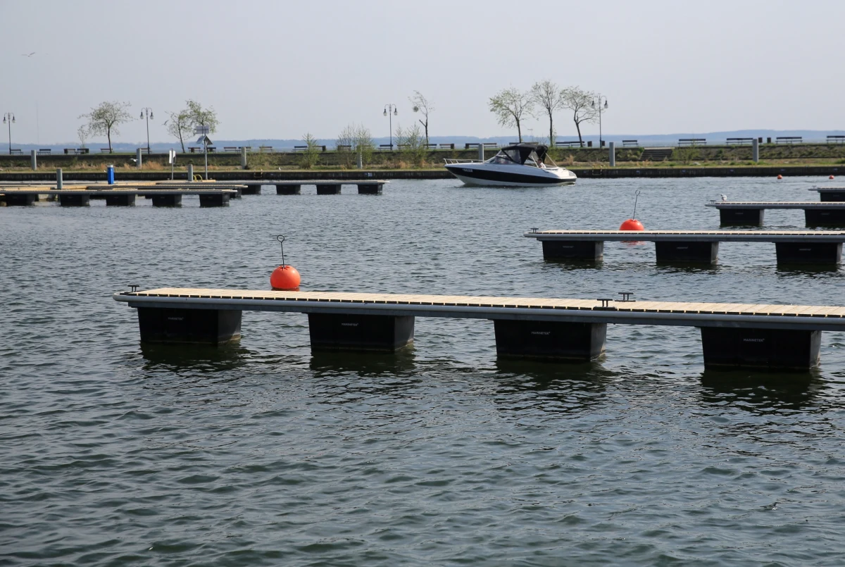 Policja i prokuratura wyjaśniają okoliczności śmierci dwóch mężczyzn, których ciała znaleziono wczoraj w jeziorze Dargin na szlaku wielkich jezior mazurskich. 