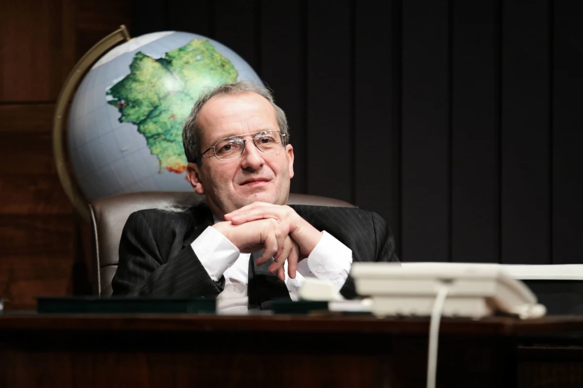 ""Ucho" powstawało w czasach, kiedy zakładaliśmy, że polityka może nie jest do końca normalna, ale ma z grubsza jakieś ramy, obowiązują w niej szczątki kultury, a ludzie ze sobą jednak rozmawiają, nawet jeśli się nie lubią. Teraz to wszystko wysadziło się w powietrze i myślę, że "Ucho" nie byłoby w stanie tego opisać" - stwierdził w rozmowie z Onetem Robert Górski - lider Kabaretu Moralnego Niepokoju i twórca internetowego serialu satyrycznego "Ucho Prezesa". "Sytuacja zmienia się co chwilę, więc nie wiadomo, czy i co tego 10 maja się stanie" - przyznał, pytany o korespondencyjne wybory prezydenckie. "W wyborach wziąłbym udział, gdyby jakoś normalnie wyglądały" - podkreślił satyryk.  