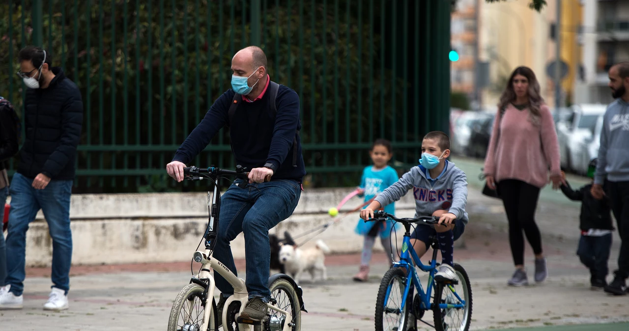 Przechodnie i rowerzyści w Sewilli podczas pandemii koronawirusa