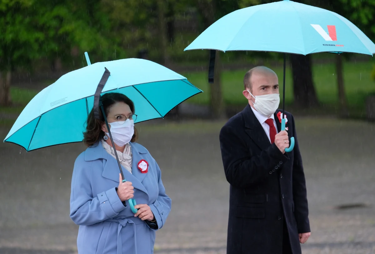 "Jestem głęboko przekonana, że 10 maja wyborów w Polsce nie będzie" – stwierdziła Małgorzata Kidawa-Błońska, kandydatka Koalicji Obywatelskiej na prezydenta. “Mam nadzieję, że wybory w Polsce będą w czasie bezpiecznym dla zdrowia Polaków. Musimy ciągle pamiętać, że jesteśmy w szczycie pandemii, ciągle przybywa w naszym kraju zachorowań, więc nie można ryzykować życia i zdrowia Polaków" – powiedziała w Katowicach.