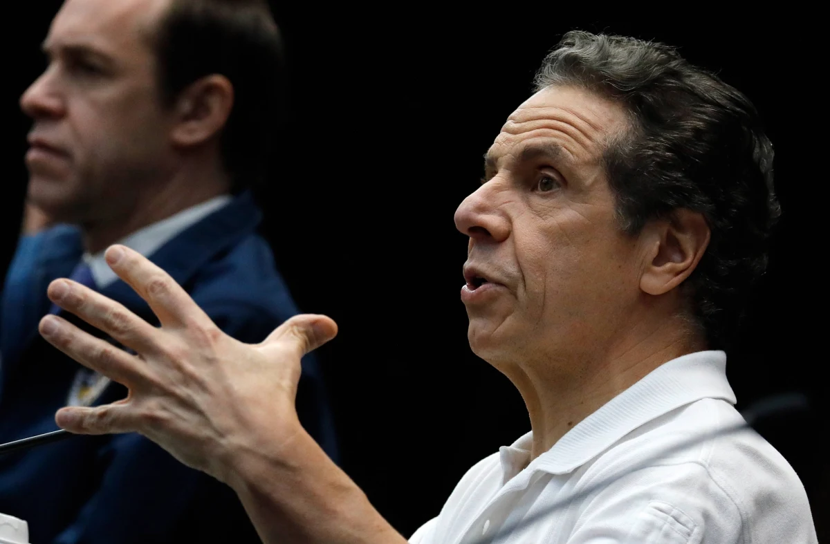 Gubernator Nowego Jorku Andrew Cuomo poinformował, że w tym stanie w ciągu ostatniej doby zmarło 280 osób, o 19 mniej niż poprzedniego dnia. Jednocześnie ostrzegł przed przedwczesnym optymizmem. "Nigdy nie mówiliśmy, że to koniec. (…) Mój instynkt podpowiada, że kiedy ludzie widzą zmniejszające się liczby, mogą odczuwać fałszywą otuchę” – zauważył.