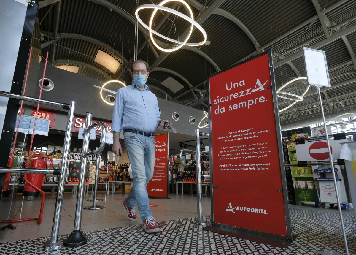 Maksymalnie 55 pasażerów może od dziś wsiąść do wodnego tramwaju, podstawowego środka transportu w Wenecji. W mieście, w którym nie ma turystów, rozpoczyna się eksperymentalna faza dostosowania komunikacji do przepisów i ograniczeń nowego etapu pandemii.