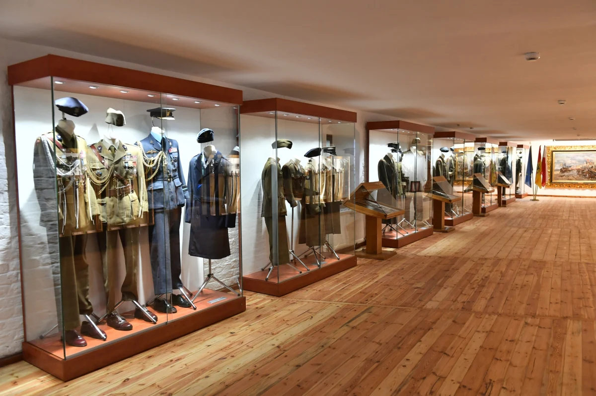 Muzea, galerie sztuki, biblioteki, archiwa oraz księgarnie od poniedziałku mogą wznowić działalność. Nie oznacza to nakazu ich otwarcia, ostateczną decyzję podejmuje dyrektor instytucji w porozumieniu z lokalnym inspektorem sanitarnym. W poniedziałek otwarty zostanie m.in. Zamek Królewski w Warszawie.