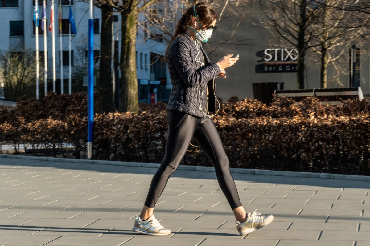 Opracowana przez polskich naukowców maseczka ma dać nam wolność. Zgodnie z deklaracjami jej twórców, specjalna powłoka ma zabijać wirusy, bakterie, a także grzyby, czy pleśnie - donosi Polsat News. Oprócz tego - maseczkę - będzie można dotykać bez ryzyka zakażenia, a prać wystarczy raz w tygodniu. Powłoka ma działać do 15 tygodni.