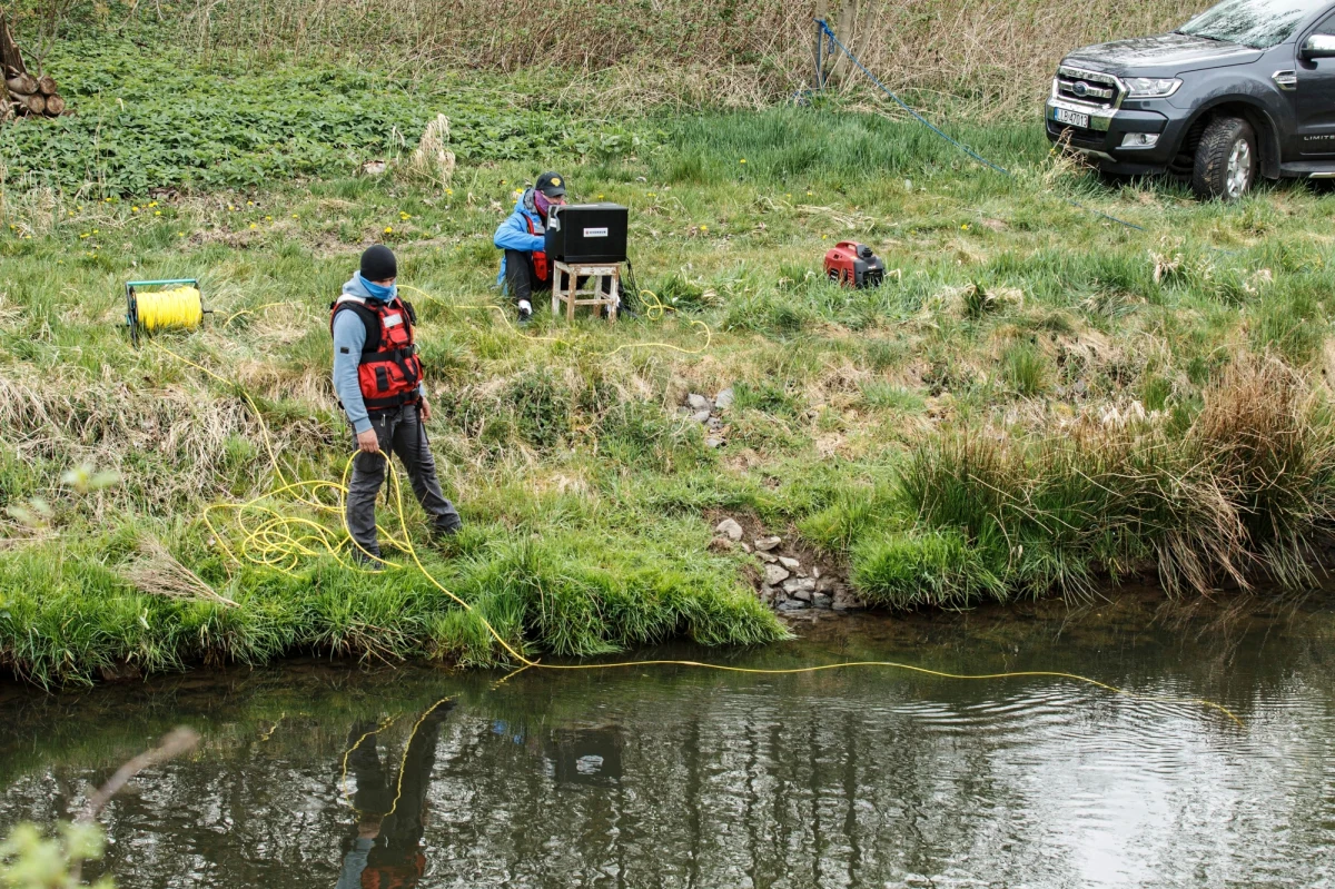 Wznowiono poszukiwania 3,5 Kacpra. Chłopiec tydzień temu zaginął w Nowogrodźcu. Nadal trwa sprawdzanie rzeki Kwisa oraz odnogi tej rzeki w Nowogrodźcu.