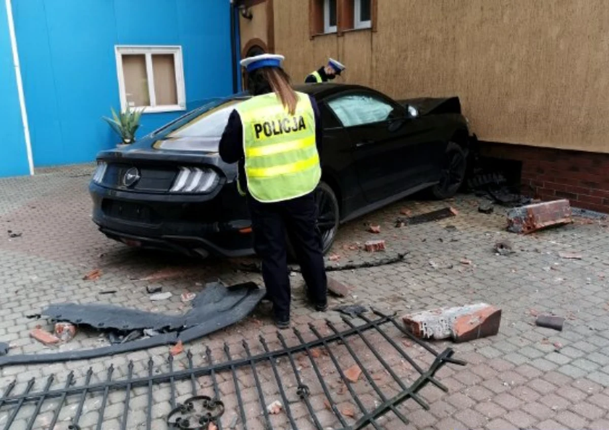 W olsztyńskim szpitalu dziecięcym zmarł jeden z braci bliźniaków, w których wjechał rozpędzony samochód. Prokuratura w Szczytnie złożyła odwołanie od decyzji sądu, który odmówił aresztowania sprawcy wypadku. 29-latek wyprzedzał przed przejściem dla pieszych i wjechał w znajdujący się na chodniku wózek z bliźniętami.