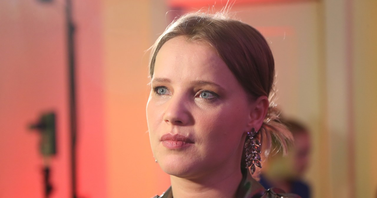 Joanna Kulig opublikowała nową wersję utworu "Kiss me in the morning". Autorską wersję piosenki z serialu "The Eddy" polska gwiazda nagrała wraz z zespołem, którego muzycy ze względu na kwarantannę grali jednocześnie, ale każdy w swoim domu.