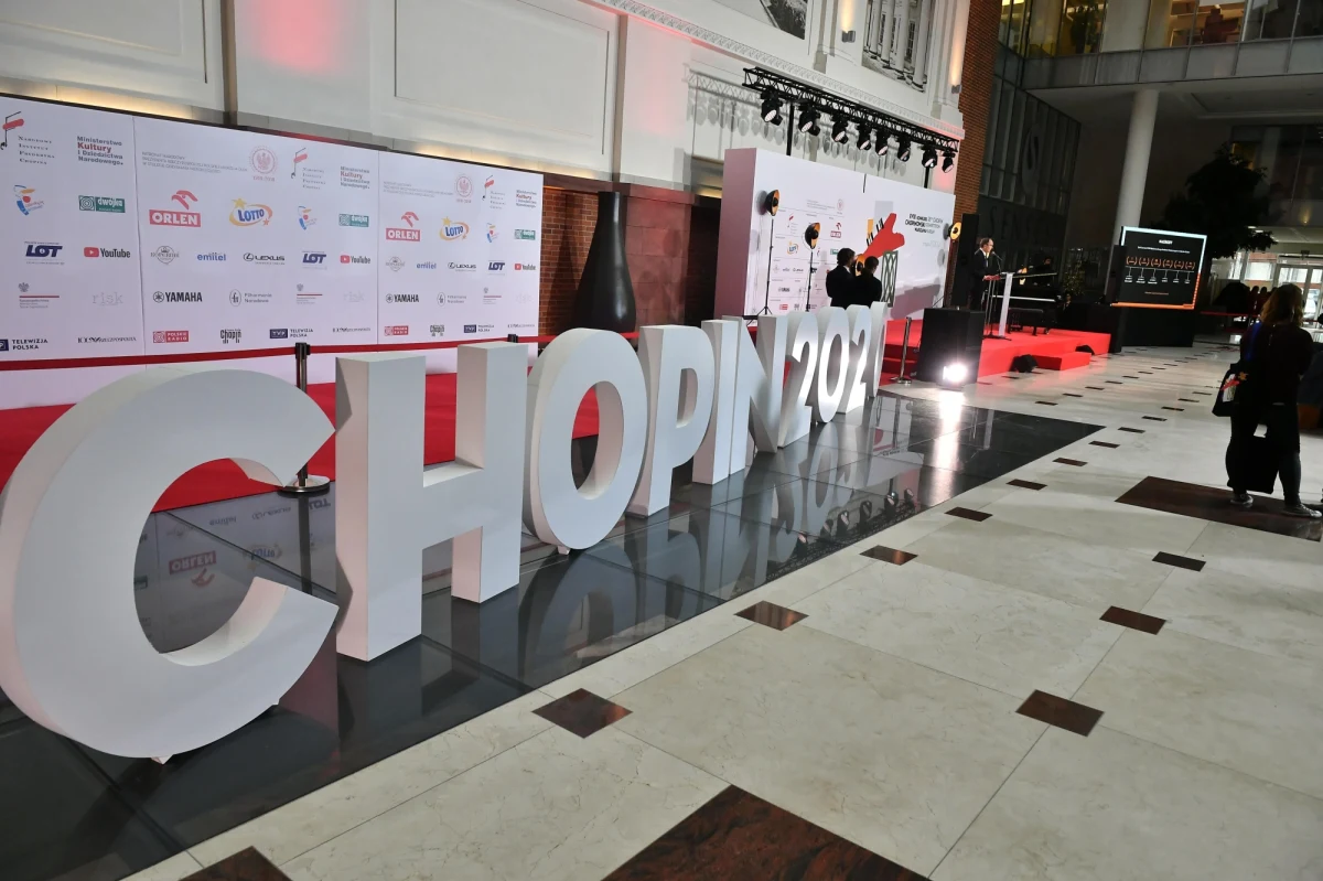 Ze względu na pandemię COVID-19 osiemnasta edycja Konkursu Chopinowskiego została przełożona o rok. Konkurs odbędzie się w dniach 2-23 października 2021 w Filharmonii Narodowej w Warszawie - podali organizatorzy.