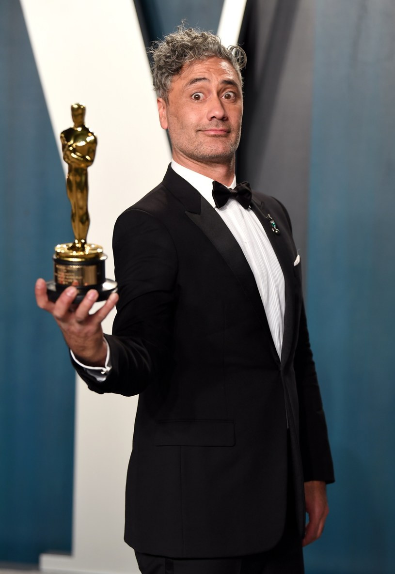Taika Waititi ("Jojo Rabbit") wyreżyseruje kolejne kinowe "Gwiezdne wojny". Laureat Oscara będzie także współscenarzystą filmu, nad którym pracować będzie wspólnie z Krysty Wilson-Cairns ("1917") - poinformowali w poniedziałek Disney i Lucasfilm.