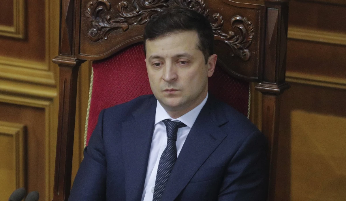 Ograniczenia związane z pandemią koronawirusa będą na Ukrainie łagodzone stopniowo, ponieważ ich całkowite zniesienie obecnie mogłoby poskutkować do końca roku dodatkowymi 120 tysiącami zgonów - oświadczył w poniedziałek prezydent tego kraju Wołodymyr Zełenski.