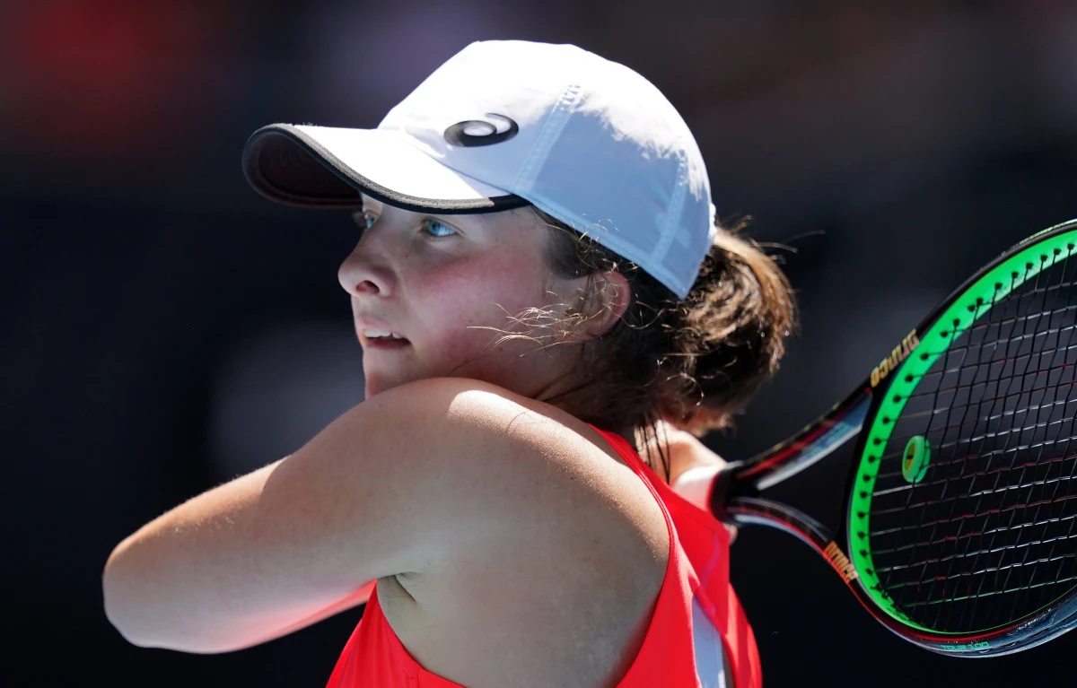 Tenisiści w Polsce mogą trenować na kortach. Wczoraj rozpoczęło się "odmrażanie" polskiego sportu, które pozwala na trenowanie na kortach, ale w ścisłym reżimie sanitarnym. Swoje zajęcia rozpoczęła już Iga Świątek, która przez cały czas izolacji pracowała w domu nad utrzymaniem formy fizycznej. O jej planach treningowych z trenerem Piotrem Sierzputowskim rozmawiał Paweł Pawłowski z redakcji sportowej RMF FM.