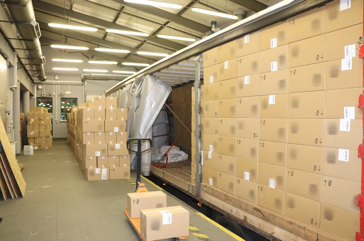 Strażnicy Graniczni z Podlasia i funkcjonariusze Krajowej Administracji Skarbowej udaremnili przemyt 875 tys. paczek nielegalnych papierosów o wartości rynkowej ok. 12,3 miliona złotych. To jedna z największych w historii udaremnionych prób przemytu na podlaskich przejściach granicznych.