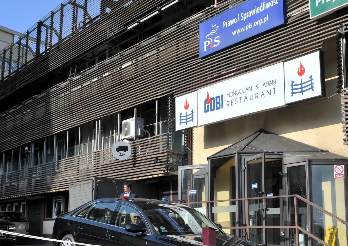 ​Do centrali Prawa i Sprawiedliwości przy Nowogrodzkiej w Warszawie wpłynęła podejrzana paczka. W związku ze sprawą powiadomiono policję - powiedział wicerzecznik PiS Radosław Fogiel. Jak zapewnił, ewakuacja nie była konieczna.