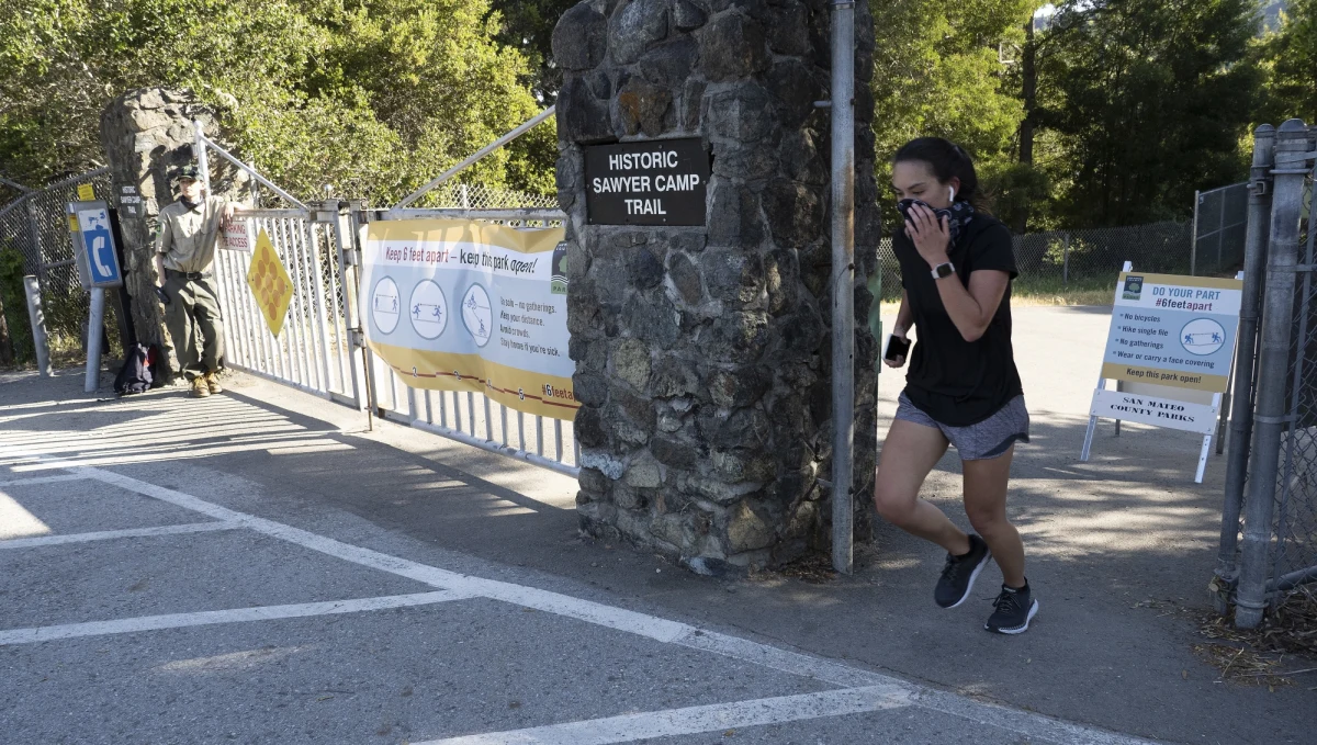 W ciągu minionej doby liczba zmarłych z powodu koronawirusa w Stanach Zjednoczonych wzrosła o 1015 - wynika z bilansu ogłoszonego przez Uniwersytetu Johnsa Hopkinsa w Baltimore. To najniższy 24-godzinny przyrost od miesiąca.