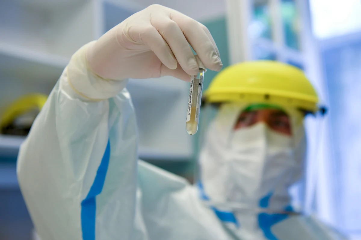 Podawana do oskrzeli kombinacja nanoprzeciwciał wytwarzanych przez organizm lamy mogłaby chronić przed atakiem SARS-CoV-2. O pracach naukowców szukających leku na infekcję wywołaną koronawirusem informuje pismo „Cell”.