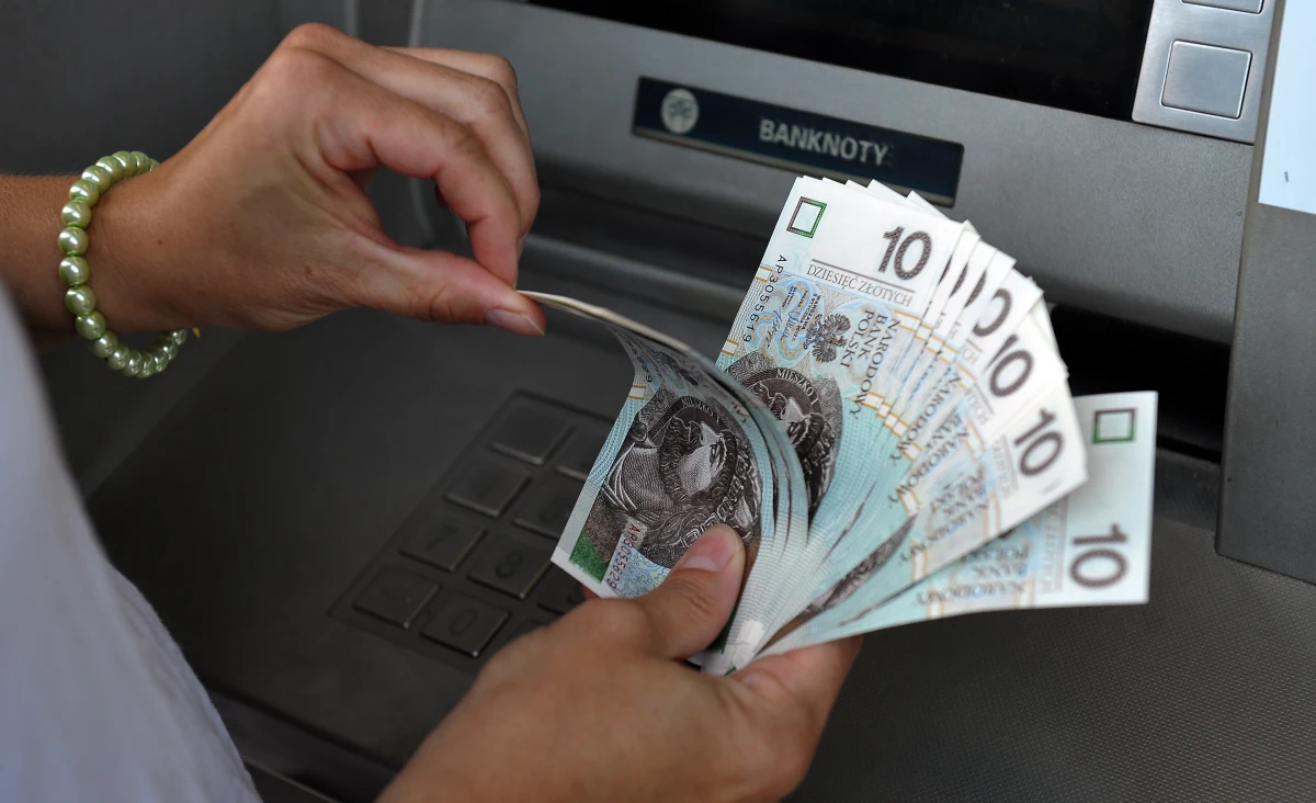 Z informacji NBP wynika, że wszystkie banki działające w Polsce sygnalizują, że będą mniej chętnie udzielać kredytów. Zaostrzone mają zostać warunki zarówno kredytów konsumpcyjnych, mieszkaniowych, jak tych dla firm. 