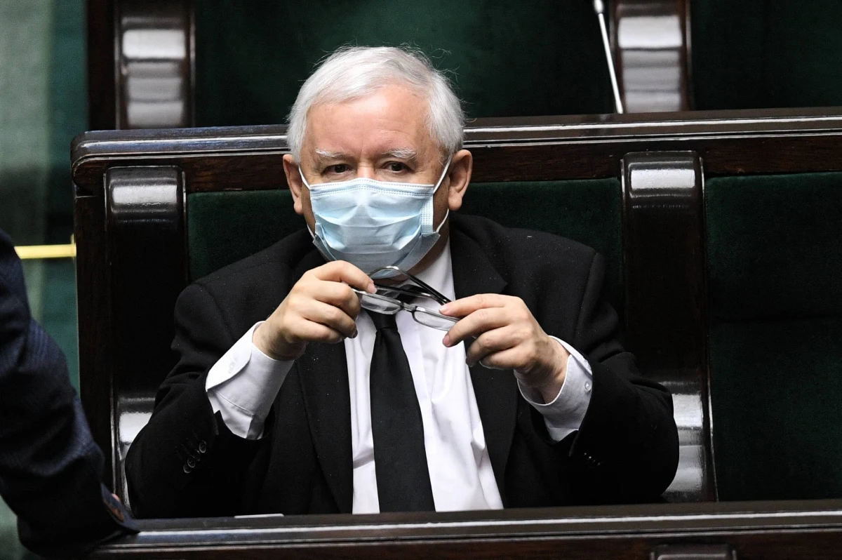 Jeśli PiS przegra głosowanie nad korespondencyjnymi wyborami prezydenckimi, rząd wprowadzi stan klęski żywiołowej, poda się do dymisji i połączy wybory prezydenckie z wyborami parlamentarnymi. Do takiego planu zażegnania kryzysu dotarli dziennikarze "Wprost".