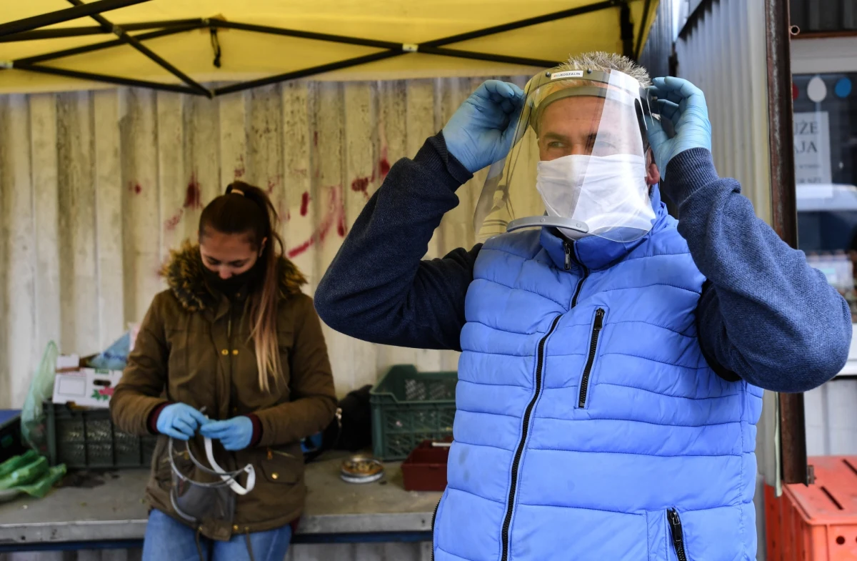 "Nadal musimy zasłaniać usta i nos w przestrzeni publicznej, wiedzieć, jak używać maseczki, a jednorazowe wyrzucać co 2 – 3 godziny" - powiedział wiceminister zdrowia Waldemar Kraska. Jego zdaniem, na zewnętrznej stronie maseczki koronawirus może utrzymywać się aż 7 dni.