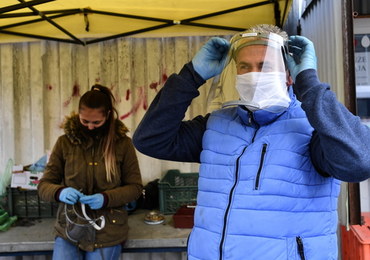 Wiceminister: Koronawirus przez 7 dni może utrzymywać się na zewnętrznej stronie maseczki