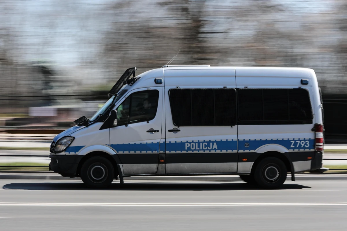 W Szczucinie (Małopolska) zginęła 12-letnia rowerzystka. Ze wstępnych ustaleń policjantów wynika, że kierowca samochodu na prostym odcinku drogi, wyprzedzał innego rowerzystę i podczas tego manewru najechał na wyjeżdżającą z posesji dziewczynkę.
