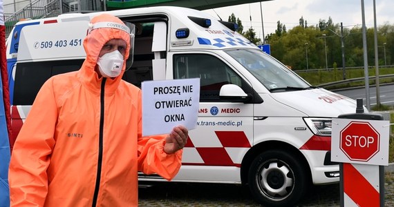 To jest balans pomiędzy względami ekonomicznymi a epidemicznymi - powiedział minister zdrowia Łukasz Szumowski, komentując stopniowe rozluźnianie obostrzeń wprowadzonych w związku z epidemią koronawirusa. Odniósł się również do kolejnego spadku liczby wykonywanych testów i rzeczywistej liczby zachorowań w Polsce.