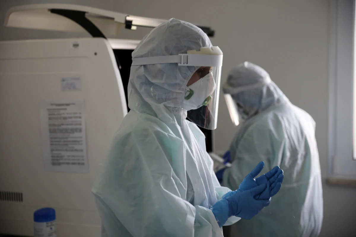 Zmarła zakażona koronawirusem pielęgniarka ze szpitala w Zawierciu. Przez blisko dwa tygodnie o jej życie walczyli medycy z Wrocławia. "Będąc na pierwszej linii frontu walki z koronawirusem, poniosła najwyższą cenę" – napisali koledzy zmarłej.