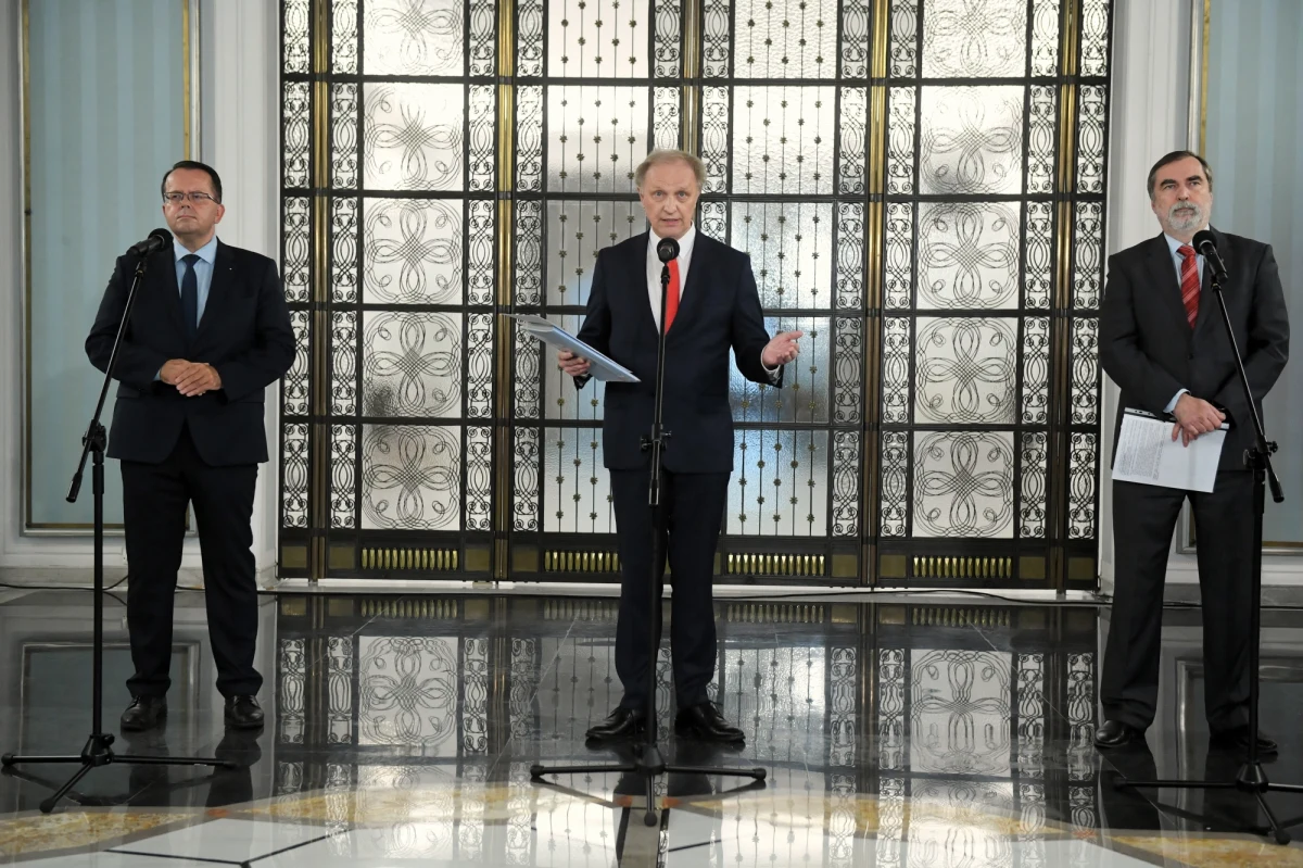 „Porozumienie było zawsze lojalnym partnerem i chcielibyśmy, żeby zawsze tak było” – powiedział podczas konferencji prasowej wiceprezes zarządu krajowego Porozumienia Arkadiusz Urban i zaapelował do posłów ugrupowania o poparcie ustawy o głosowaniu korespondencyjnym.  Urban podkreślił na wtorkowej konferencji prasowej w Sejmie, że władze Porozumienia nie zajęły dotychczas stanowiska w sprawie, w której od miesiąca toczy się dyskusja w mediach.