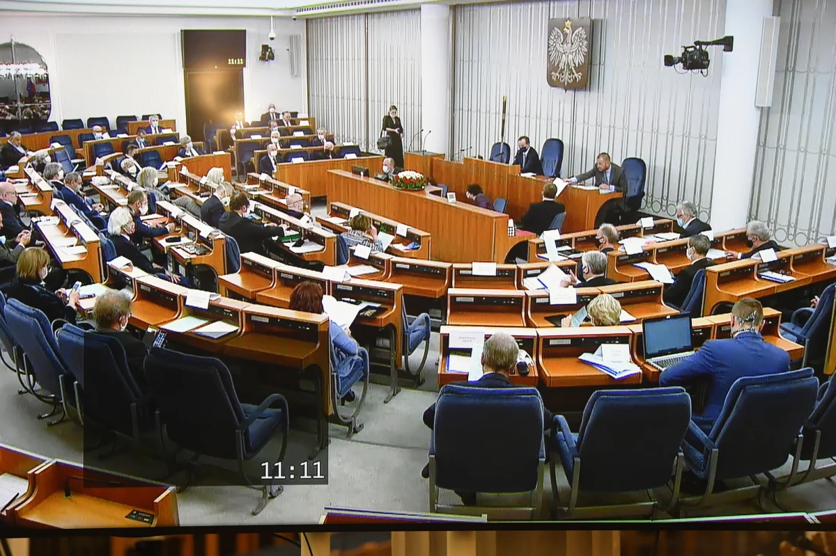 "PiS stosuje w Senacie sztuczki proceduralne, aby wepchnąć naród w wybory korespondencyjne; nie ma na to zgody w Senacie" - napisał we wtorek marszałek Izby Wyższej Tomasz Grodzki.  Zaapelował do senatorów PiS, by wrócili do merytorycznej pracy w dotychczasowym trybie. Senat o godzinie 15:00 rozpoczął debatę nad ustawą ws. głosowania korespondencyjnego w wyborach prezydenckich. Ustawa ma być głosowana po 21:30.