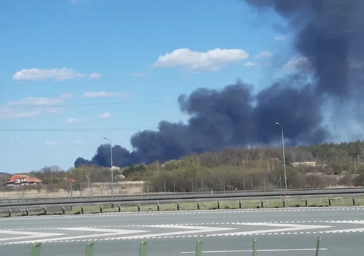 Wodociągi Kieleckie apelują o ograniczenie prac wiązanych z rekultywacją pogorzeliska składowiska odpadów w Nowinach oraz terenów przyległych. Odcieki z terenu mają charakter "trucizn" – napisała spółka w oświadczeniu. Wstępne wyniki badań wody w ujęciu nie potwierdziły skażenia - podał wojewoda świętokrzyski.