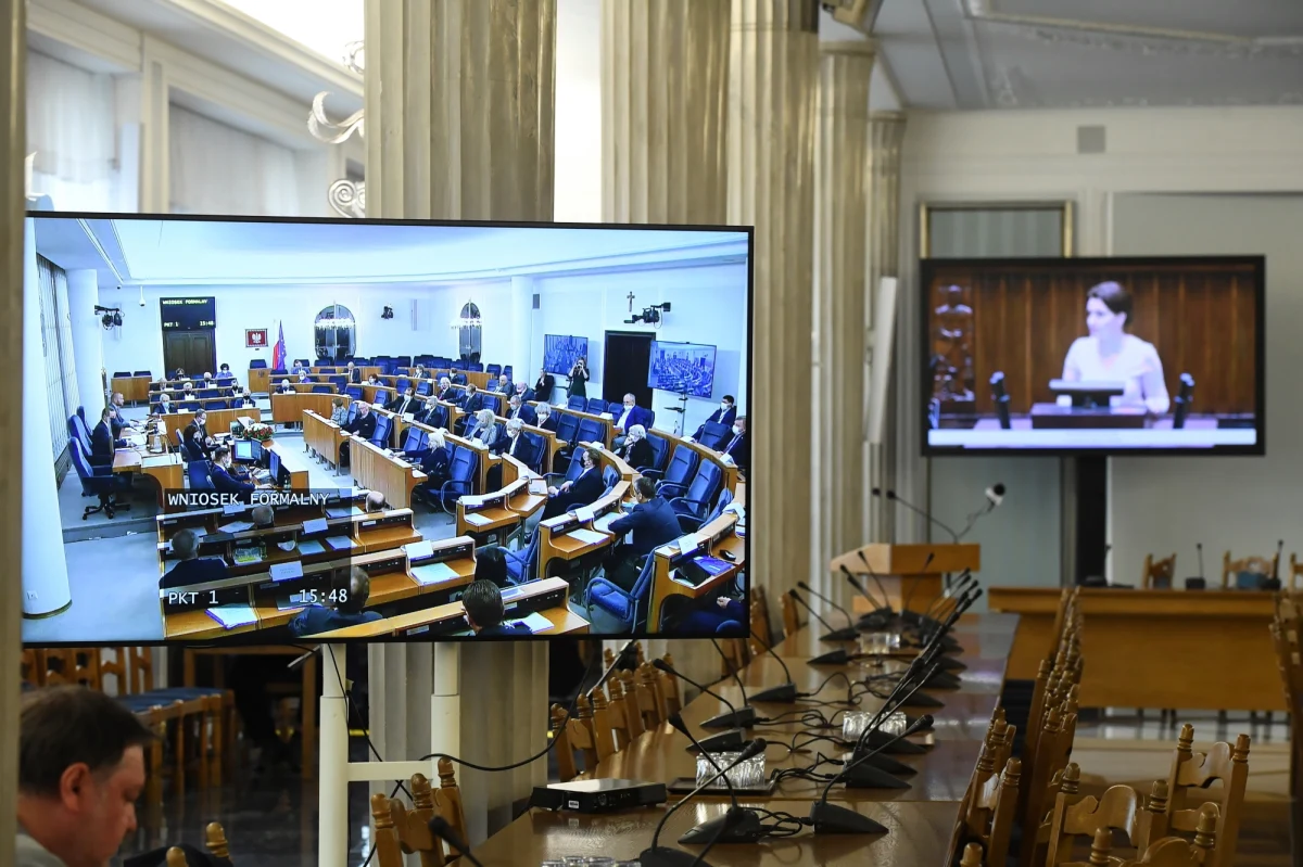 Senatorowie w stosunku 50 do 35 zdecydowali o odrzuceniu w całości specustawy ​o szczególnych zasadach przeprowadzania wyborów powszechnych na Prezydenta Rzeczypospolitej Polskiej zarządzonych w 2020 roku. Jeden senator wstrzymał się od głosowania. Marszałek Senatu Tomasz Grodzki ogłosił przerwę w obradach do jutra do godziny 10. Ustawa wraca teraz do Sejmu.