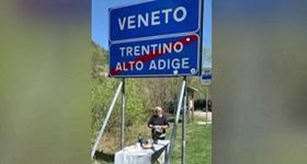 Urodzinowe przyjęcie przy stole ustawionym na granicy dwóch regionów Włoch - tak świętował mieszkaniec Trydentu ze swoją matką z Wenecji Euganejskiej. Spotkali się po dwóch miesiącach kwarantanny.